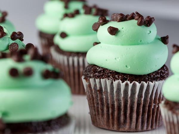 Mint Chocolate Chip Vegas Cupcake - Image 3