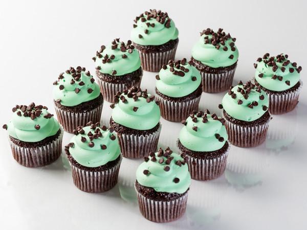 Mint Chocolate Chip Vegas Cupcake - Image 4